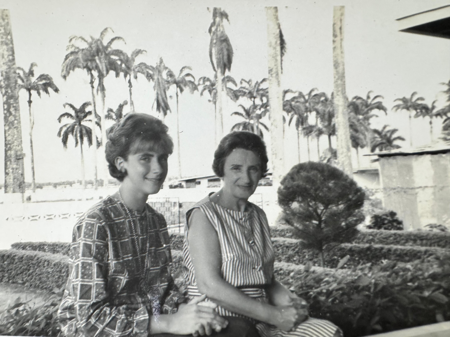 Leah y Shirley adolescente sentadas bajo palmeras en Colón, Panamá