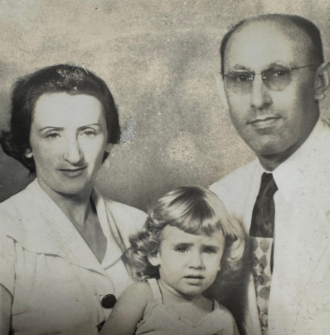 Leiser y Leah Stein con la bebé Shirley, Colón, c. principios de los 1950s