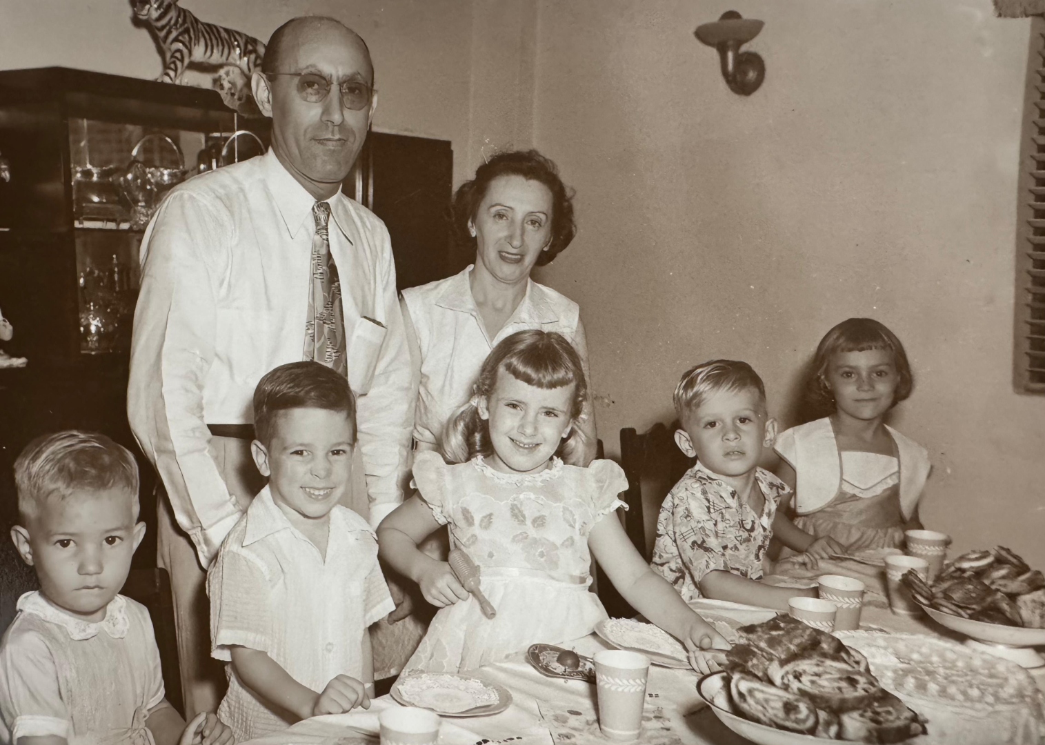 Fiesta de cumpleaños, Leiser y Leah con niños, Colón, c. 1953-1955