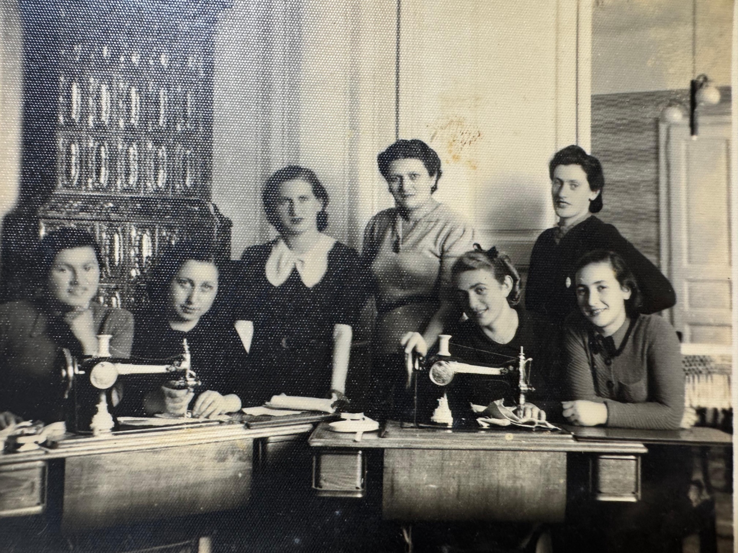 Fanny Stein (de pie, fila de atrás, extremo derecho) con colegas en un taller de confección, Chernowitz, c. 1930s