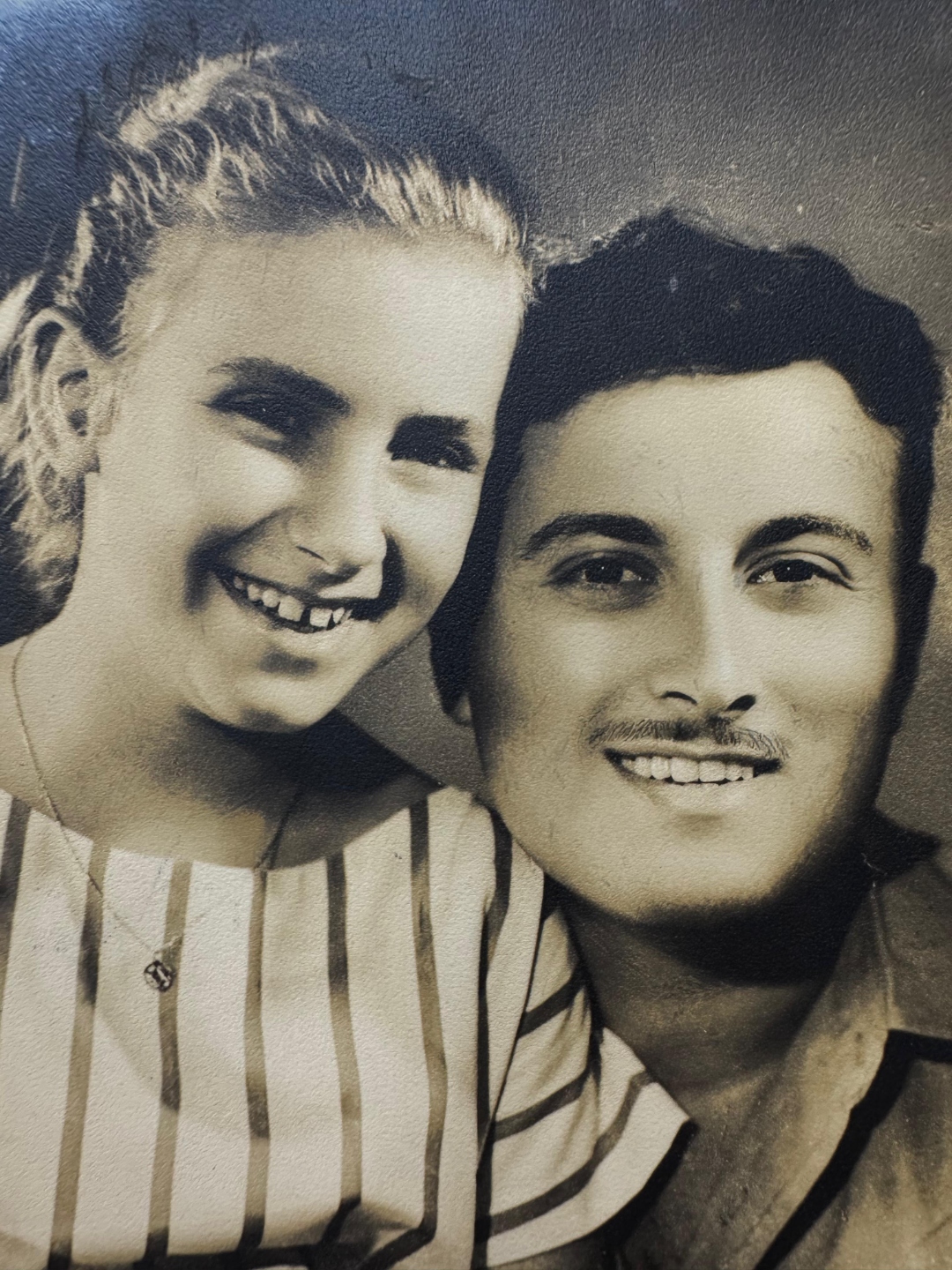 Shirley con su primo Dr. Karl Stein en Israel, c. 1960s