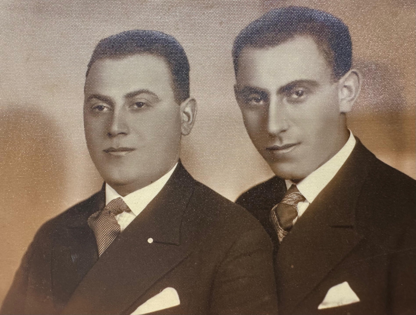 Leiser Stein (derecha) y su hermano Mendel Stein — retrato de estudio, Chernowitz, c. 1930